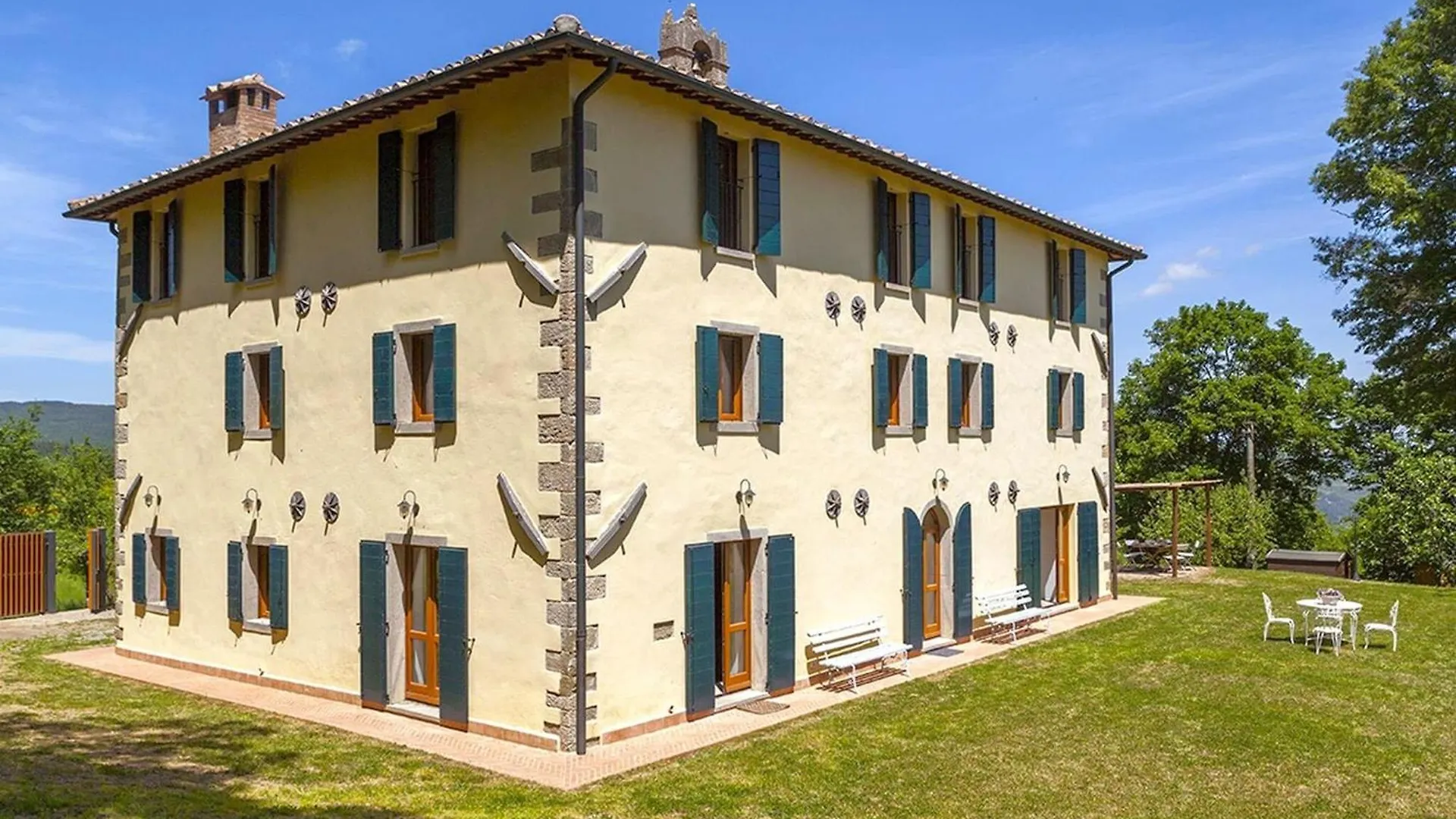 Spacious Holiday Home In Piancastagnaio With Fenced Garden